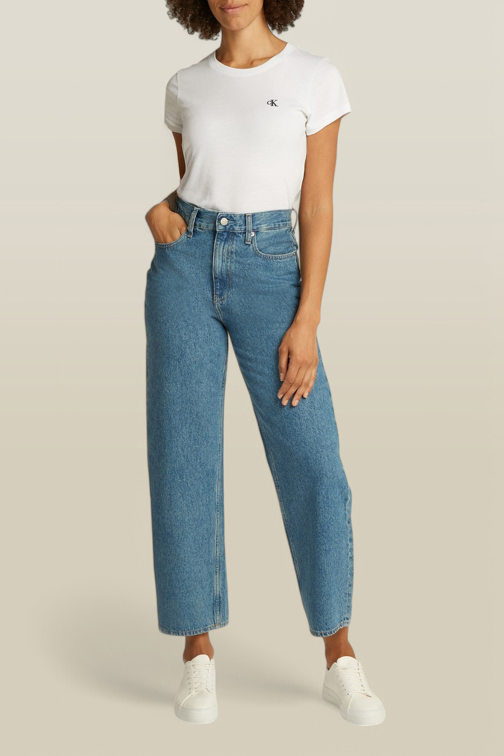 תמונת כל הלוק של מכנסי ג'ינס בגזרה ישרה